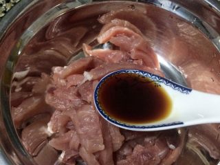 榨菜香干炒肉丝,开始腌制瘦肉，放入适量酱油和料酒。