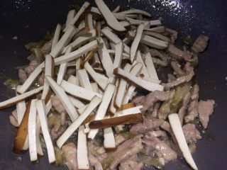 榨菜香干炒肉丝,再倒入香干丝翻炒均匀。
