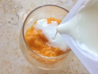 一日坚果芒果酸奶杯,倒入适量酸奶。

建议用浓稠酸奶，口感会更好。