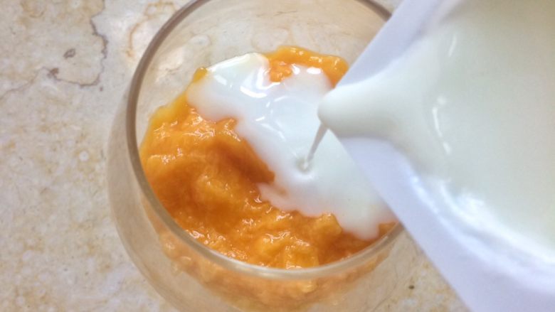 一日坚果芒果酸奶杯,倒入适量酸奶。

建议用浓稠酸奶，口感会更好。