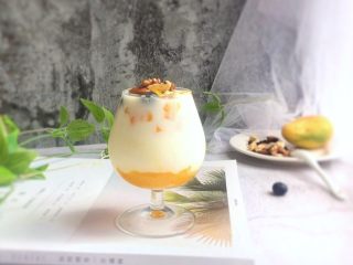 一日坚果芒果酸奶杯,哈哈，超级简单、毫无技术含量的制作方法。
