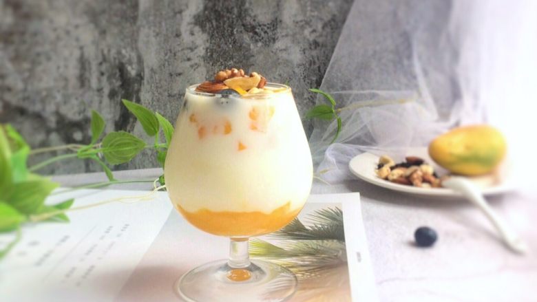 一日坚果芒果酸奶杯,哈哈，超级简单、毫无技术含量的制作方法。
