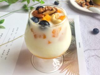 一日坚果芒果酸奶杯,酸奶和芒果提前冰一冰，会更美味。