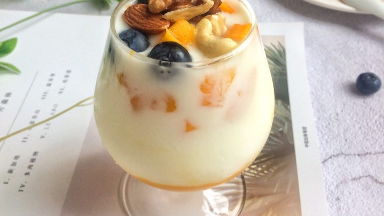 一日坚果芒果酸奶杯,酸奶和芒果提前冰一冰，会更美味。