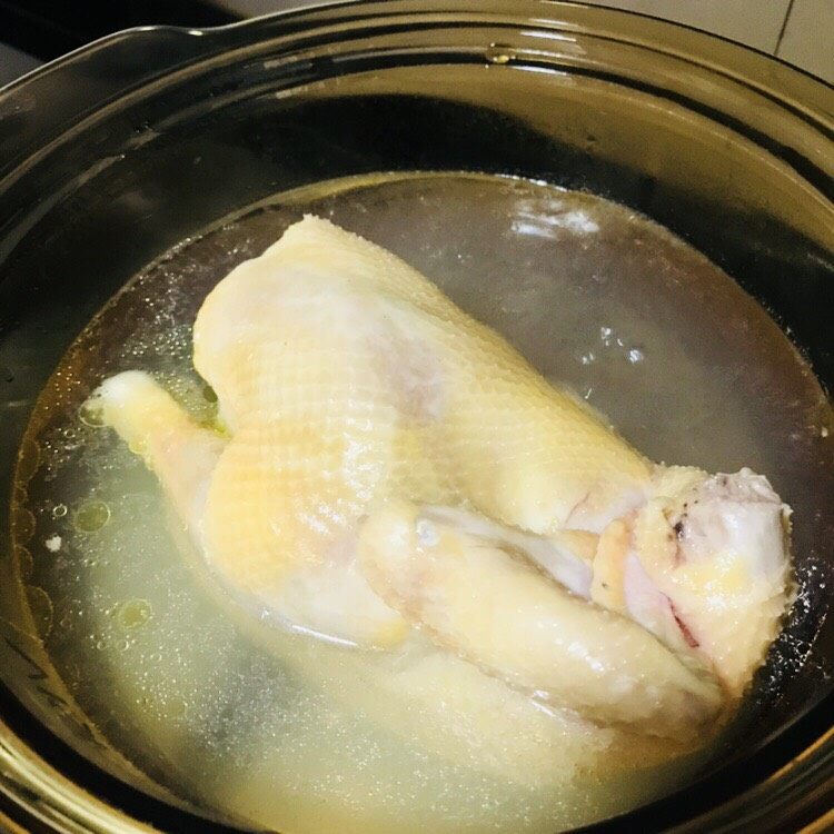 简易手撕鸡（广东版）,鸡洗干净，用水煮