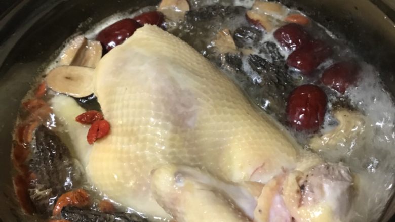 羊肚菌煲鸡,把红枣枸杞和羊肚菌放入汤中