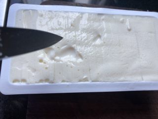 牛油果拌豆腐,用小刀在内酯豆腐上均匀地划上几道，使其成为薄片。