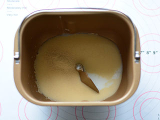 金大旺绵绵吐司,
先把牛奶和清水放在面包桶里面，加入酵母，充分搅匀