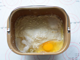 金大旺绵绵吐司,在面包桶的三个角落加入糖、盐、鸡蛋