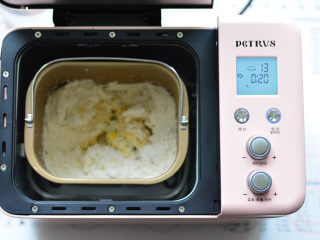 金大旺绵绵吐司,
面包机启动IMIX程序，时间设定为20分钟，如果没有面包机的，可以用手揉，