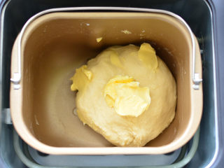 金大旺绵绵吐司,程序剩余8分钟时，加入软化好的黄油，继续揉至手套膜状态，取出面团，放在大碗里面进行第一次发酵，室温大概发45分钟，发酵好的面团，用手指沾面粉，戳一个洞，不塌陷，不回缩就是发酵好了。