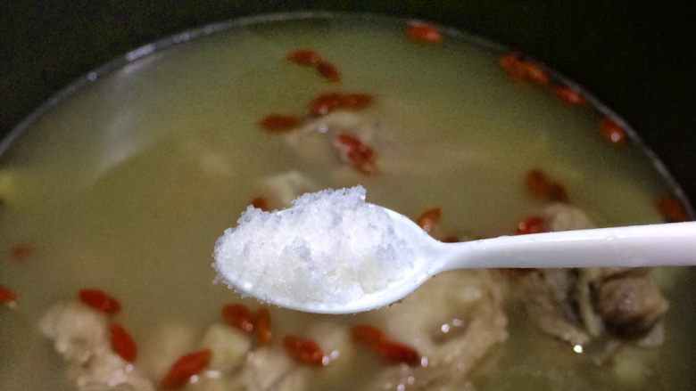 老火靓汤: 清补凉筒骨汤,11.临出锅3分钟前放入适量盐调味。