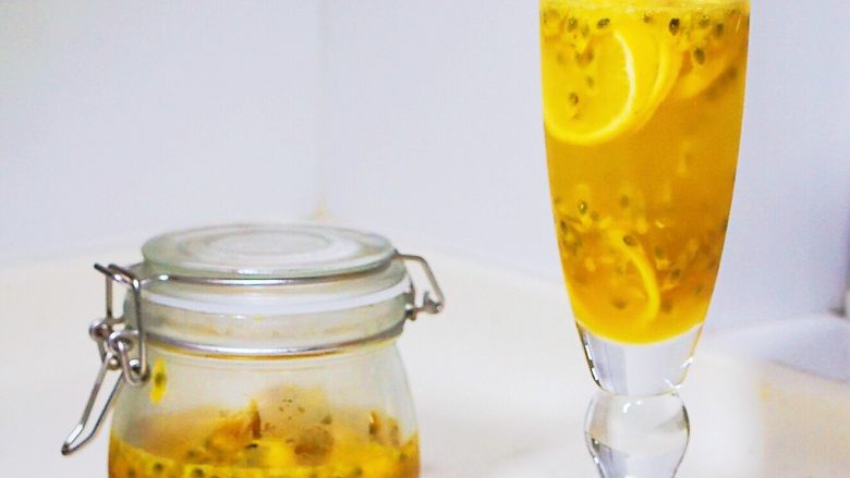 柠檬蜂蜜百香果,喝的时候盛出一点倒入纯净水，再加点冰块