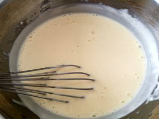 6寸轻乳酪芝士蛋糕,奶油奶酪、黄油、牛奶，隔水加热融化，搅拌至顺滑无颗粒状，晾到不烫手