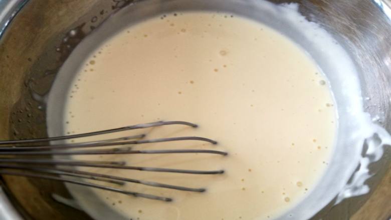 6寸轻乳酪芝士蛋糕,奶油奶酪、黄油、牛奶，隔水加热融化，搅拌至顺滑无颗粒状，晾到不烫手