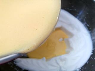 6寸轻乳酪芝士蛋糕,将16步中翻拌好的蛋黄糊倒入蛋白霜盆中混合