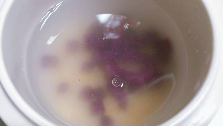 【宝宝辅食】紫薯双米粥,浸泡好的米和紫薯放入宝宝炖盅里，加入400毫升的水

PS：小骨熬制的是8倍粥，也就是米和水的比例是1:8，8倍粥的口感比较滑溜顺口