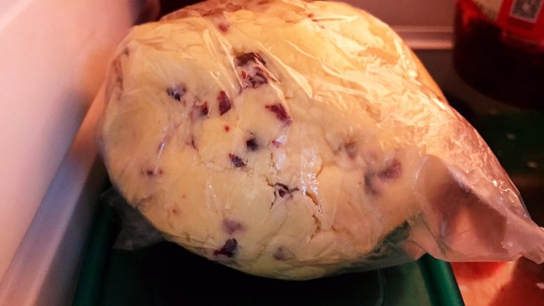 杏仁蔓越莓玛格丽特饼干,包入保鲜袋里放冰箱冷藏一个小时