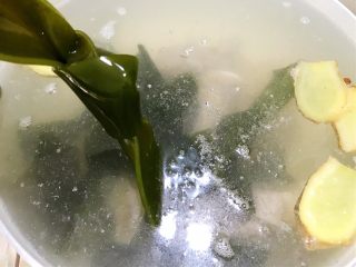 冬瓜薏仁海带排骨汤,炖10分钟后加入海带结