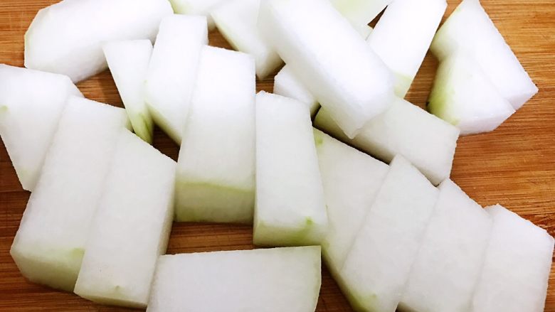 冬瓜薏仁海带排骨汤,切成小块备用