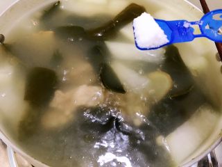 冬瓜薏仁海带排骨汤,等冬瓜变软后，按照个人口味加入适量盐调味即可
