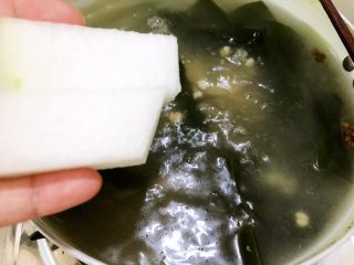 冬瓜薏仁海带排骨汤,加入冬瓜
