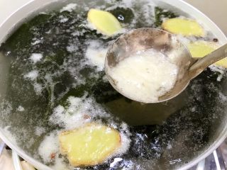 冬瓜薏仁海带排骨汤,撇去表面的浮末后，盖上盖子炖30分钟（小心溢锅哦，可以在锅上放一根筷子再盖上盖子）
