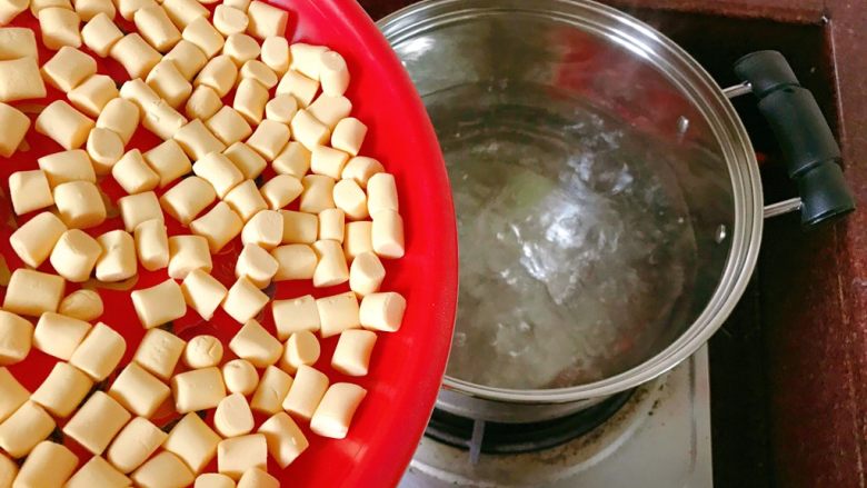 姜薯甜汤,锅中煮开水，加入做好的汤圆。