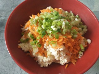 糖醋豆腐丸子,把这个北豆腐用刀压成泥，同胡萝卜和小葱都放在大碗里