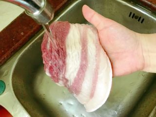 莲藕炒肉片,猪肉用清水冲洗干净。