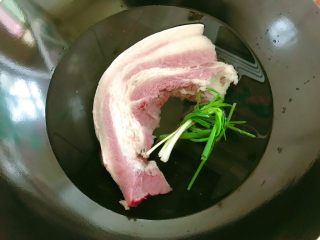 莲藕炒肉片,锅中放水，大火，放入猪肉，打几条葱结放入。