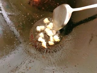 莲藕炒肉片,锅中剩些许油，放入蒜片，炒香。