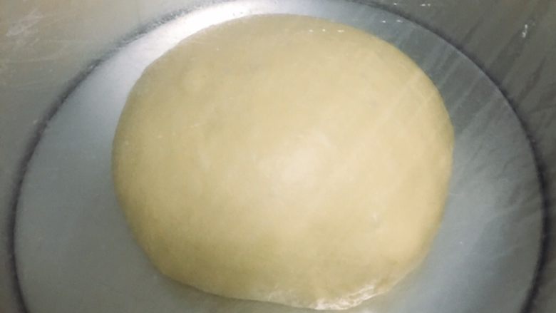 鱼松重黄油面包,整理一下滚圆，放入模具盖上保鲜膜。