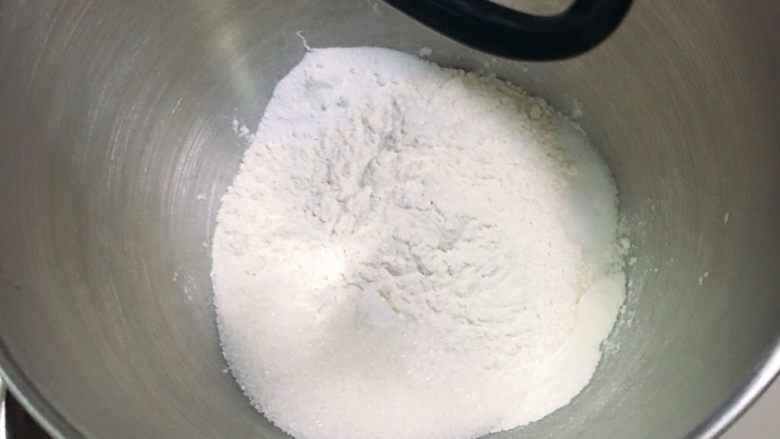 鱼松重黄油面包,高筋粉放入厨师机桶内，再加入盐和细砂糖。