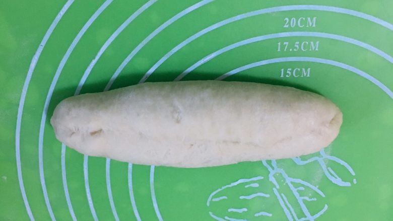 鱼松重黄油面包,两边往中间折叠后，收紧口子。