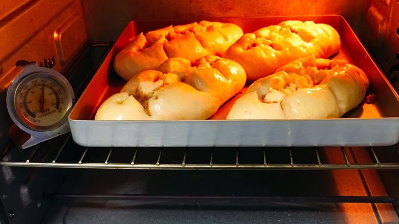 鱼松重黄油面包,烤箱预热至190度，烤制20分钟。上色满意加盖锡纸。
