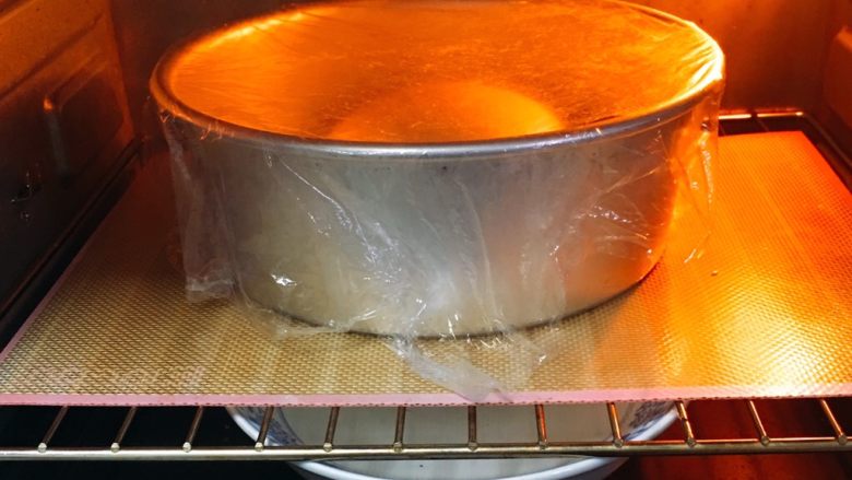鱼松重黄油面包,烤箱发酵档，底部放一碗热水，发酵60分钟。