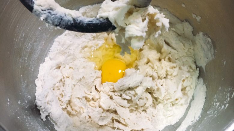 鱼松重黄油面包,厨师机搅拌二分钟后加入鸡蛋。