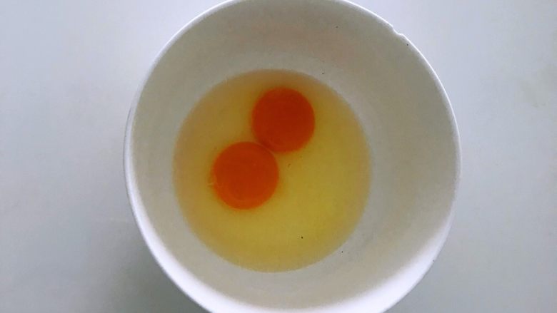 美味蒸蛋糕,鸡蛋放入无油无水的盆中。
