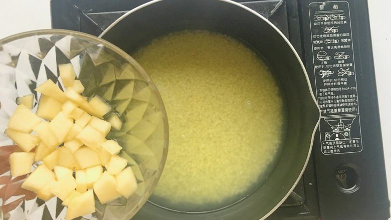 苹果小米糊,煮至粥米浓稠时加入苹果碎