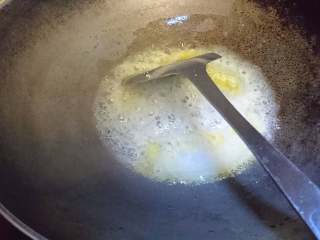 清新黄瓜酿,锅中先烧调水后的芡粉