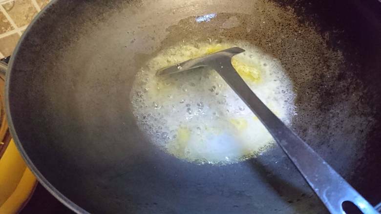 清新黄瓜酿,锅中先烧调水后的芡粉