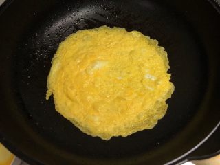培根时蔬米饭鸡蛋卷,鸡蛋打散后，摊成蛋皮备用。