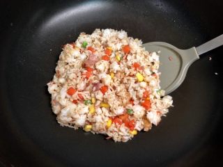 培根时蔬米饭鸡蛋卷,加入一勺生抽炒匀。