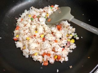 培根时蔬米饭鸡蛋卷,再加入米饭翻炒。