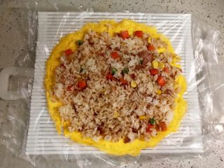 培根时蔬米饭鸡蛋卷,把蛋皮铺在寿司席上。