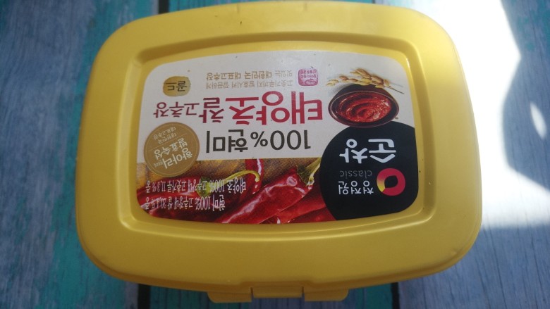 鸡蛋辣酱炒饭,先准备好韩国<a style='color:red;display:inline-block;' href='/shicai/ 5035'>辣酱</a>。