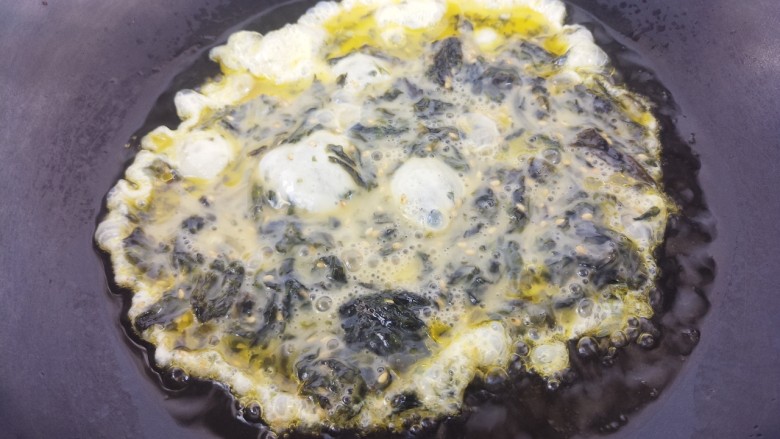 鸡蛋辣酱炒饭,然后锅里热油，把鸡蛋液倒进去炒。