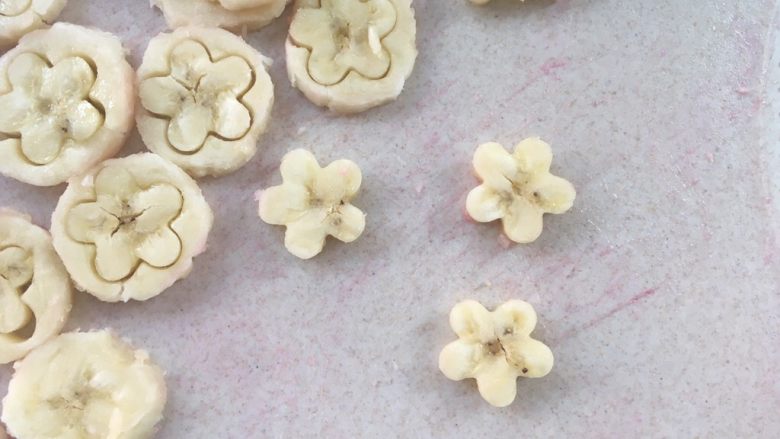 火龙果思慕雪,用小一点的花朵模具压出一部分花，也留着做表面装饰用，香蕉花很容易花，最好多压一些，取形状完成的用，剩下的香蕉也放入榨汁机内