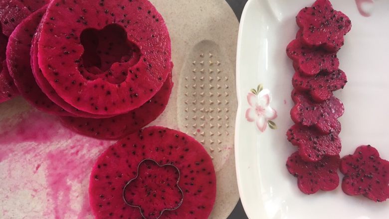 火龙果思慕雪,用饼干花型模具，压出一些花朵，留做表面装饰用